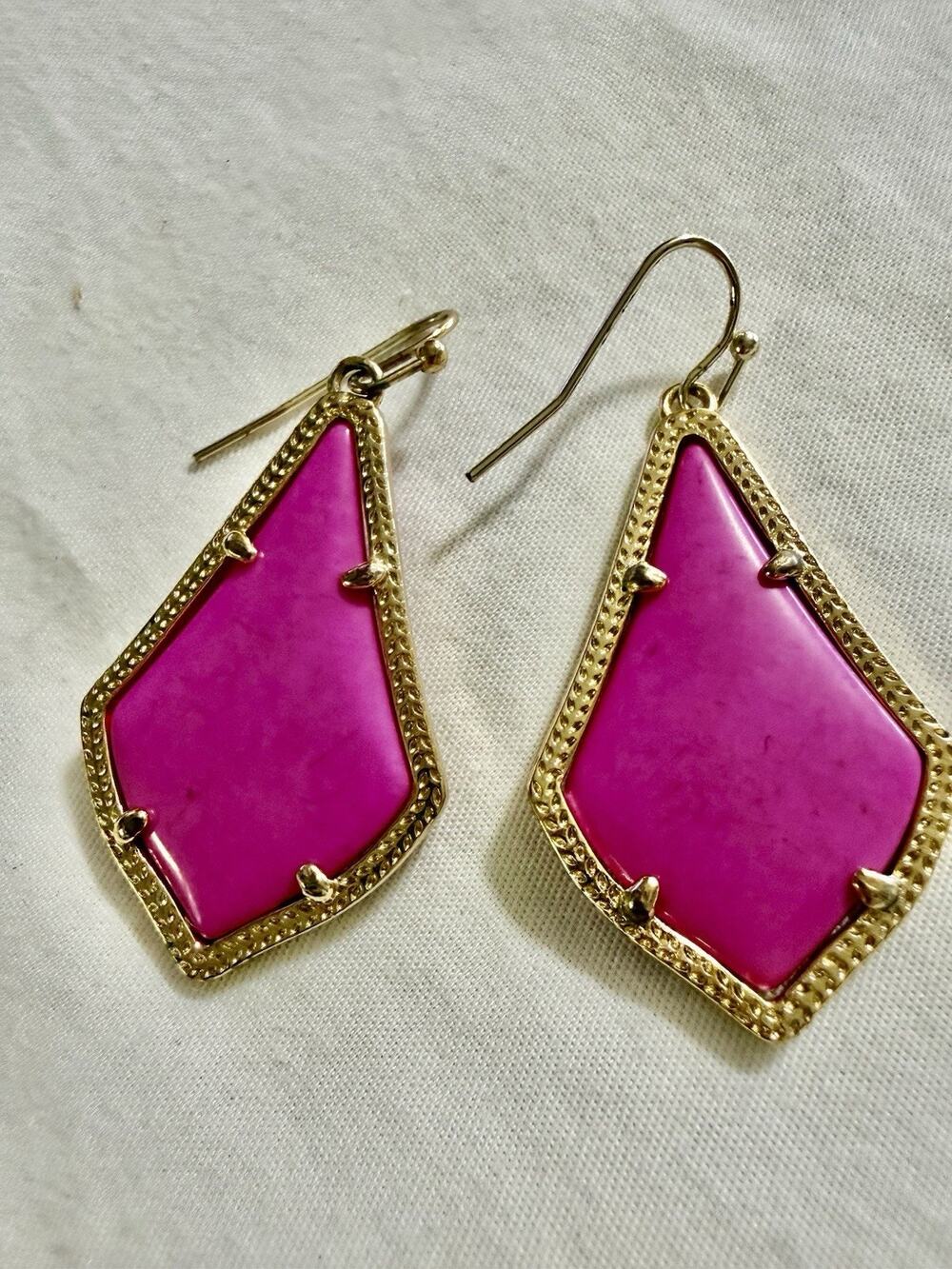 Kendra Scott Alexandria Drop Earrings Hot Pink-Gold Tone 1.5 Inch